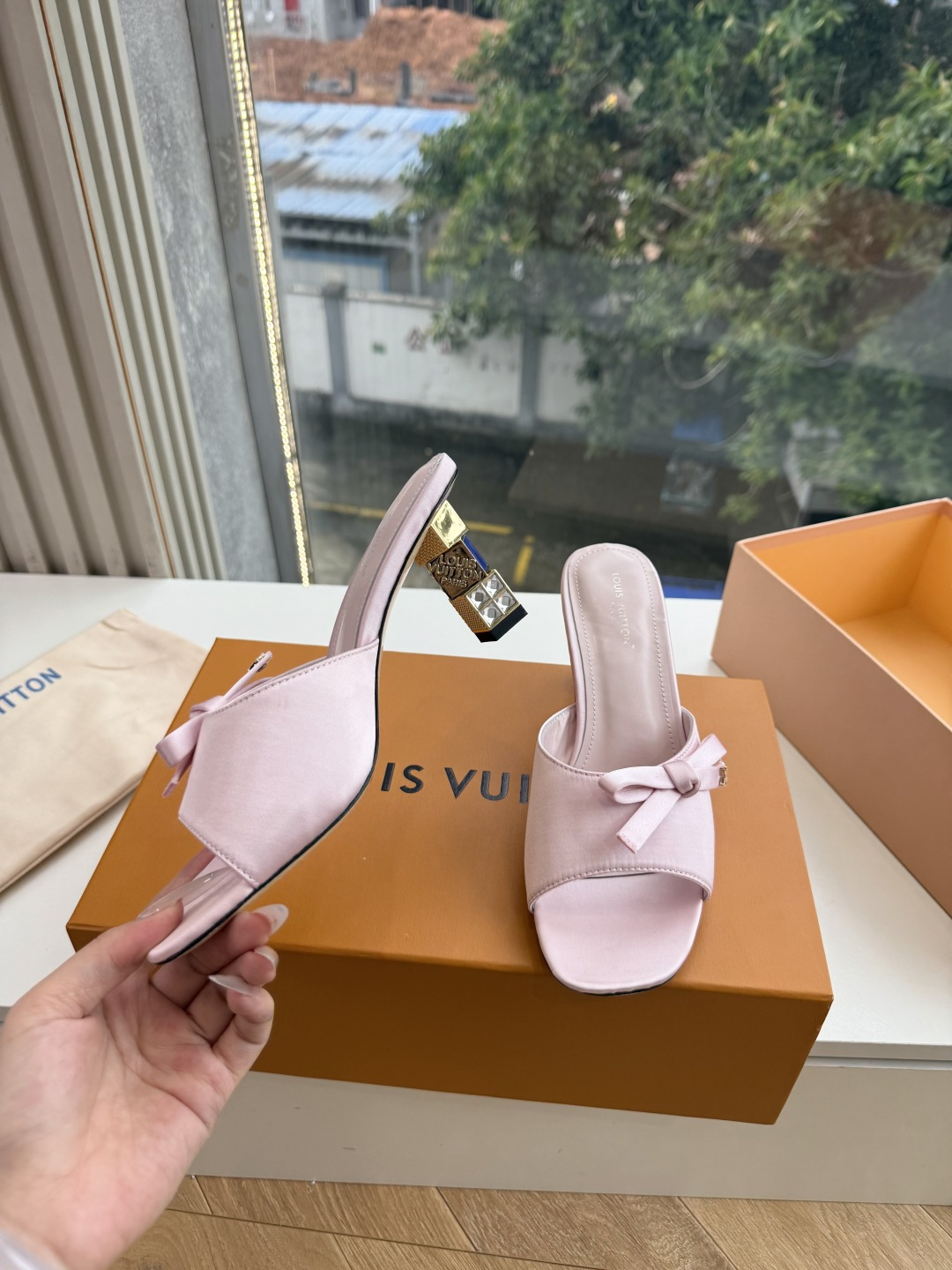 G171LV | 路易威登 2026新款 顶级版原版一致 专柜主打最新款 LV lsola Comfort镂空搭扣平底拖 G171LV | 路易威登 2026新款 顶级版原版一致 专柜主打最新款 LV lsola Comfort镂空搭扣平底拖