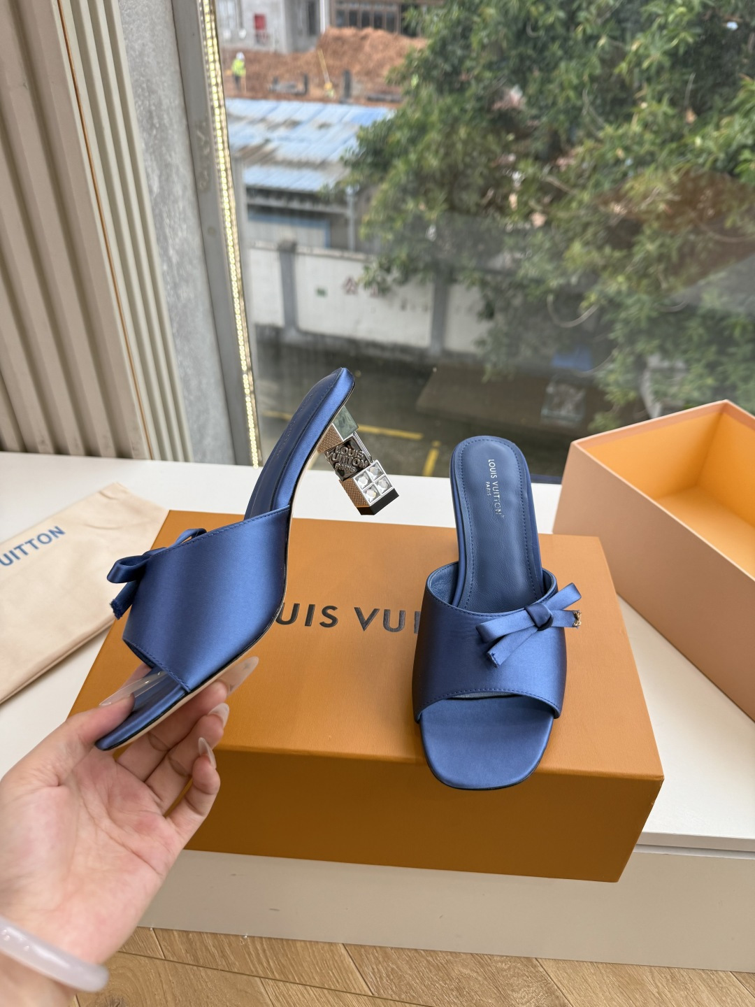 G171LV | 路易威登 2026新款 顶级版原版一致 专柜主打最新款 LV lsola Comfort镂空搭扣平底拖