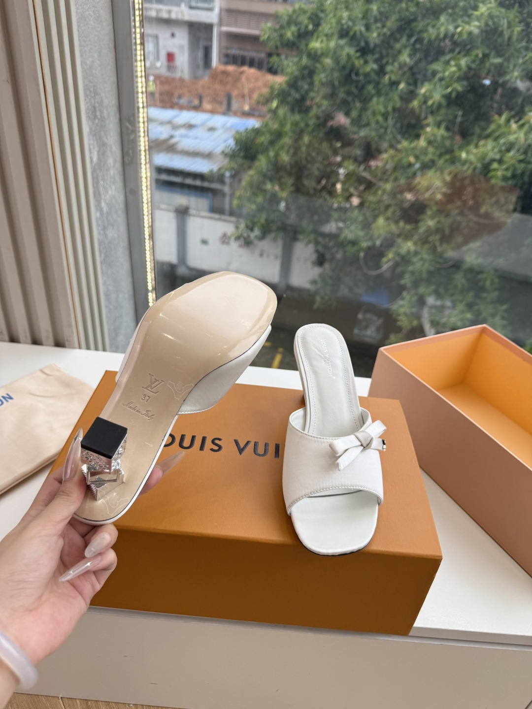 G171LV | 路易威登 2026新款 顶级版原版一致 专柜主打最新款 LV lsola Comfort镂空搭扣平底拖 G171LV | 路易威登 2026新款 顶级版原版一致 专柜主打最新款 LV lsola Comfort镂空搭扣平底拖