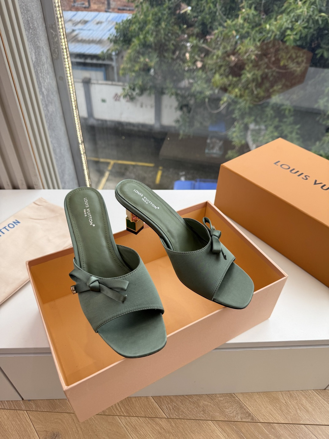 G171LV | 路易威登 2026新款 顶级版原版一致 专柜主打最新款 LV lsola Comfort镂空搭扣平底拖 G171LV | 路易威登 2026新款 顶级版原版一致 专柜主打最新款 LV lsola Comfort镂空搭扣平底拖