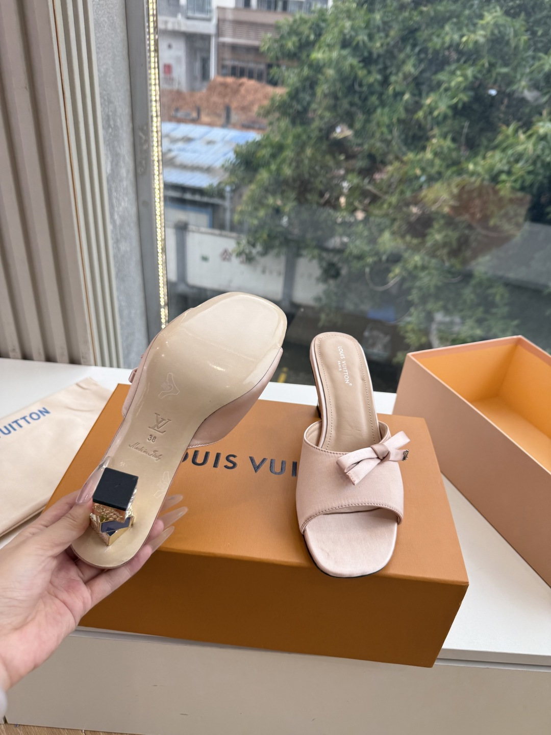 G171LV | 路易威登 2026新款 顶级版原版一致 专柜主打最新款 LV lsola Comfort镂空搭扣平底拖 G171LV | 路易威登 2026新款 顶级版原版一致 专柜主打最新款 LV lsola Comfort镂空搭扣平底拖