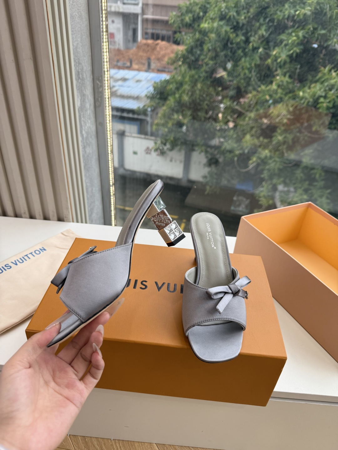 G171LV | 路易威登 2026新款 顶级版原版一致 专柜主打最新款 LV lsola Comfort镂空搭扣平底拖