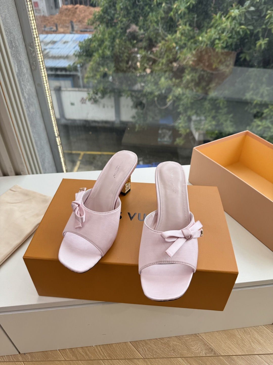 G171LV | 路易威登 2026新款 顶级版原版一致 专柜主打最新款 LV lsola Comfort镂空搭扣平底拖