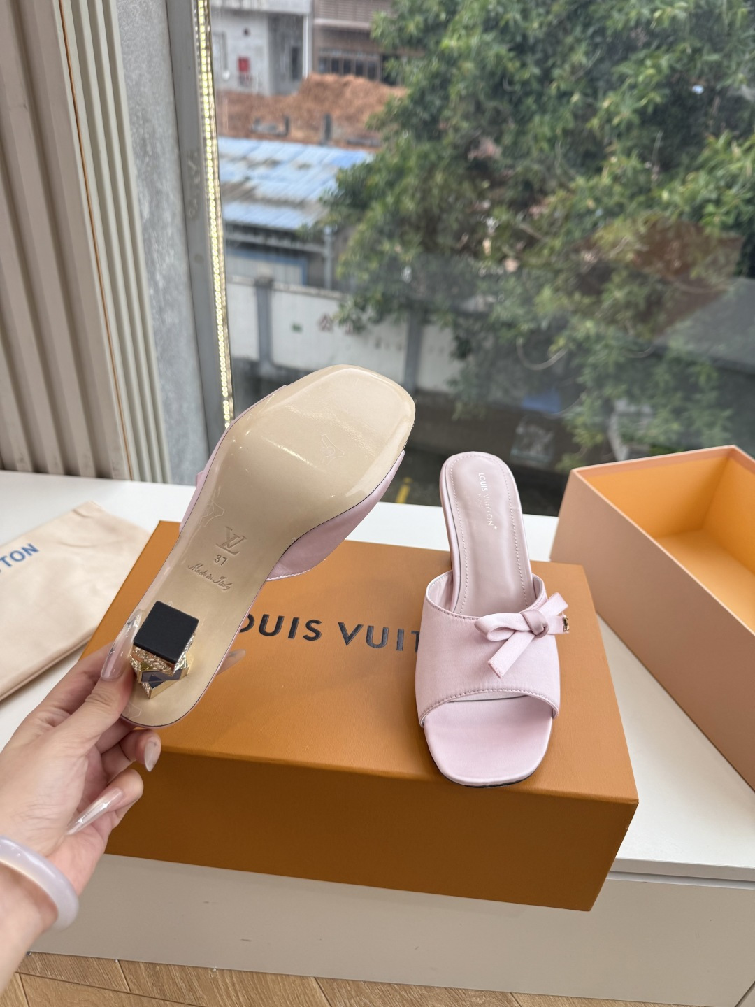 G171LV | 路易威登 2026新款 顶级版原版一致 专柜主打最新款 LV lsola Comfort镂空搭扣平底拖 G171LV | 路易威登 2026新款 顶级版原版一致 专柜主打最新款 LV lsola Comfort镂空搭扣平底拖