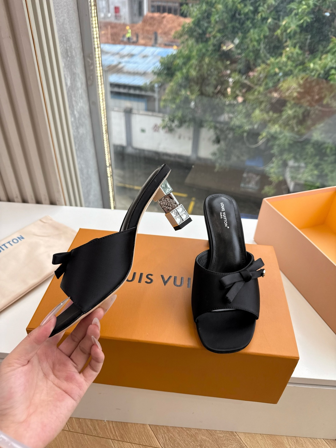G171LV | 路易威登 2026新款 顶级版原版一致 专柜主打最新款 LV lsola Comfort镂空搭扣平底拖 G171LV | 路易威登 2026新款 顶级版原版一致 专柜主打最新款 LV lsola Comfort镂空搭扣平底拖