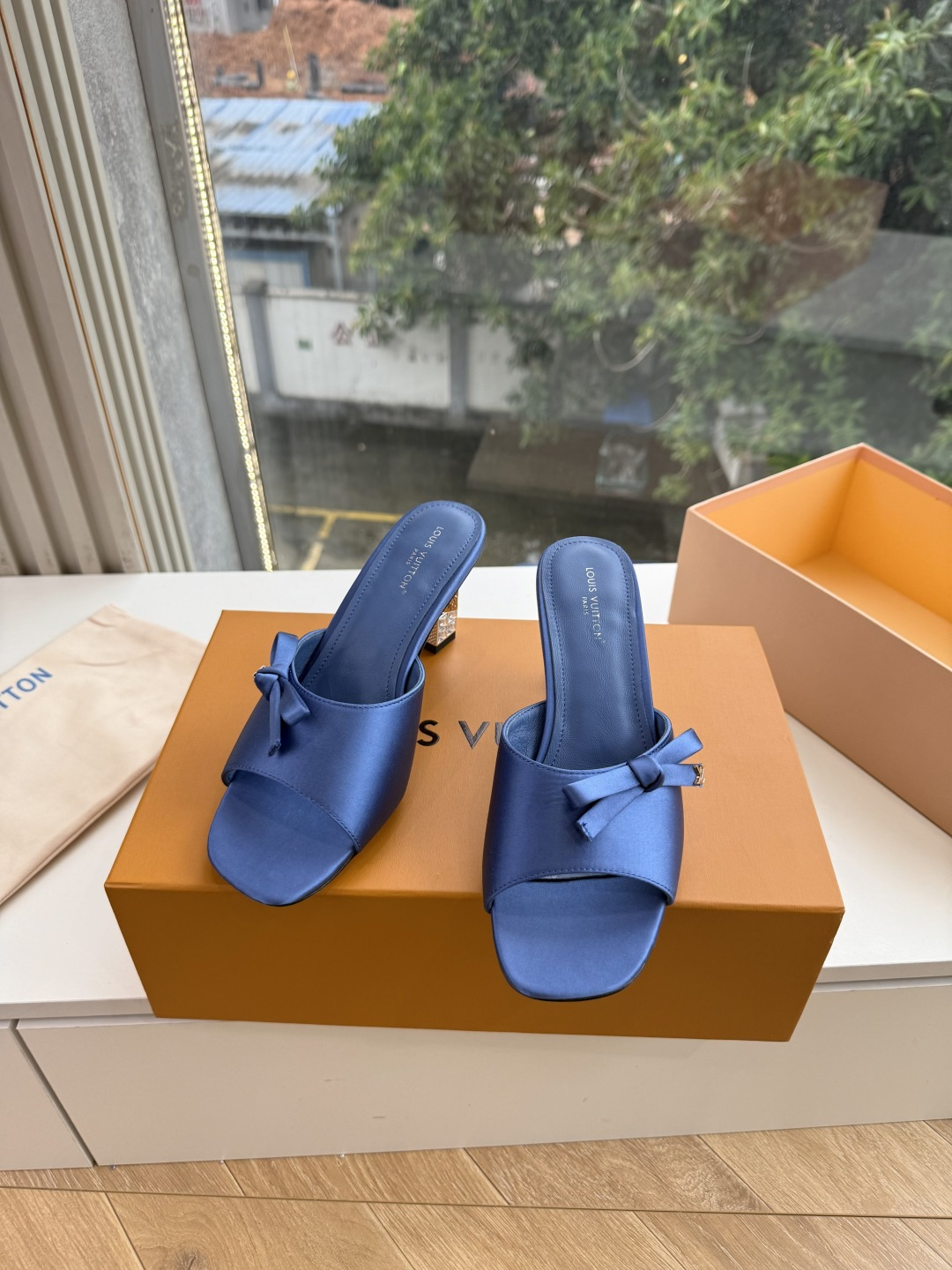 G171LV | 路易威登 2026新款 顶级版原版一致 专柜主打最新款 LV lsola Comfort镂空搭扣平底拖