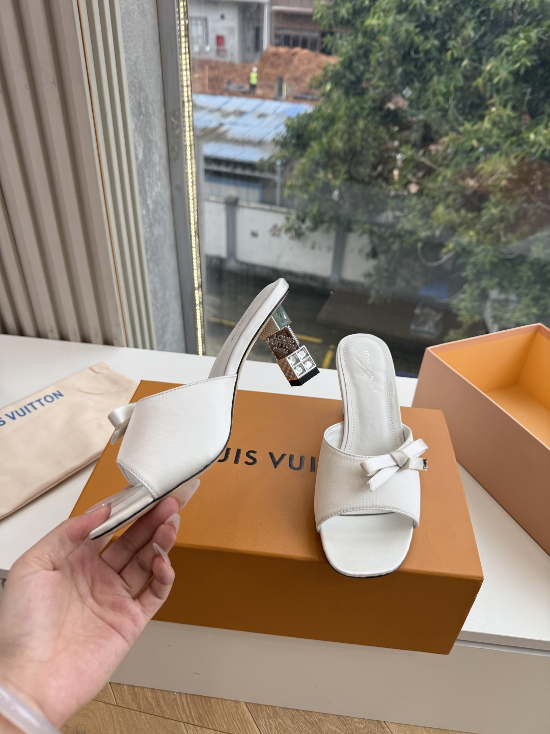 G171LV | 路易威登 2026新款 顶级版原版一致 专柜主打最新款 LV lsola Comfort镂空搭扣平底拖 G171LV | 路易威登 2026新款 顶级版原版一致 专柜主打最新款 LV lsola Comfort镂空搭扣平底拖