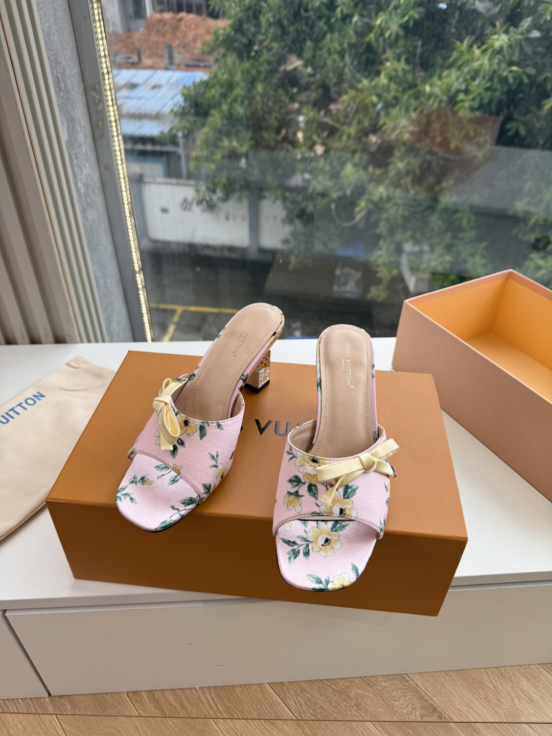 G171LV | 路易威登 2026新款 顶级版原版一致 专柜主打最新款 LV lsola Comfort镂空搭扣平底拖