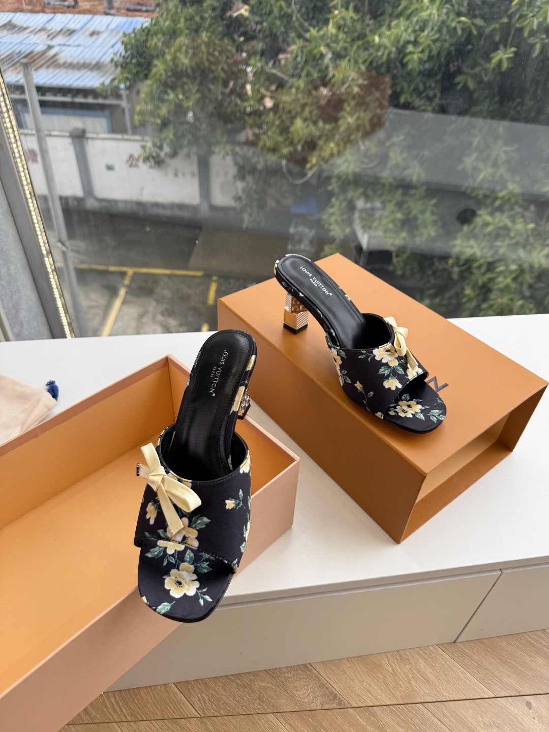 G171LV | 路易威登 2026新款 顶级版原版一致 专柜主打最新款 LV lsola Comfort镂空搭扣平底拖