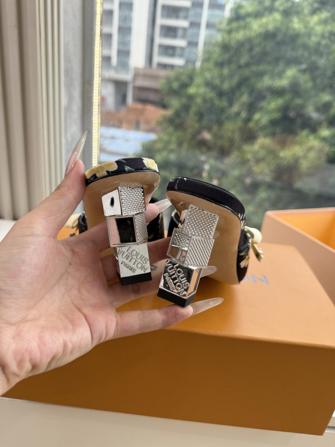 G171LV | 路易威登 2026新款 顶级版原版一致 专柜主打最新款 LV lsola Comfort镂空搭扣平底拖