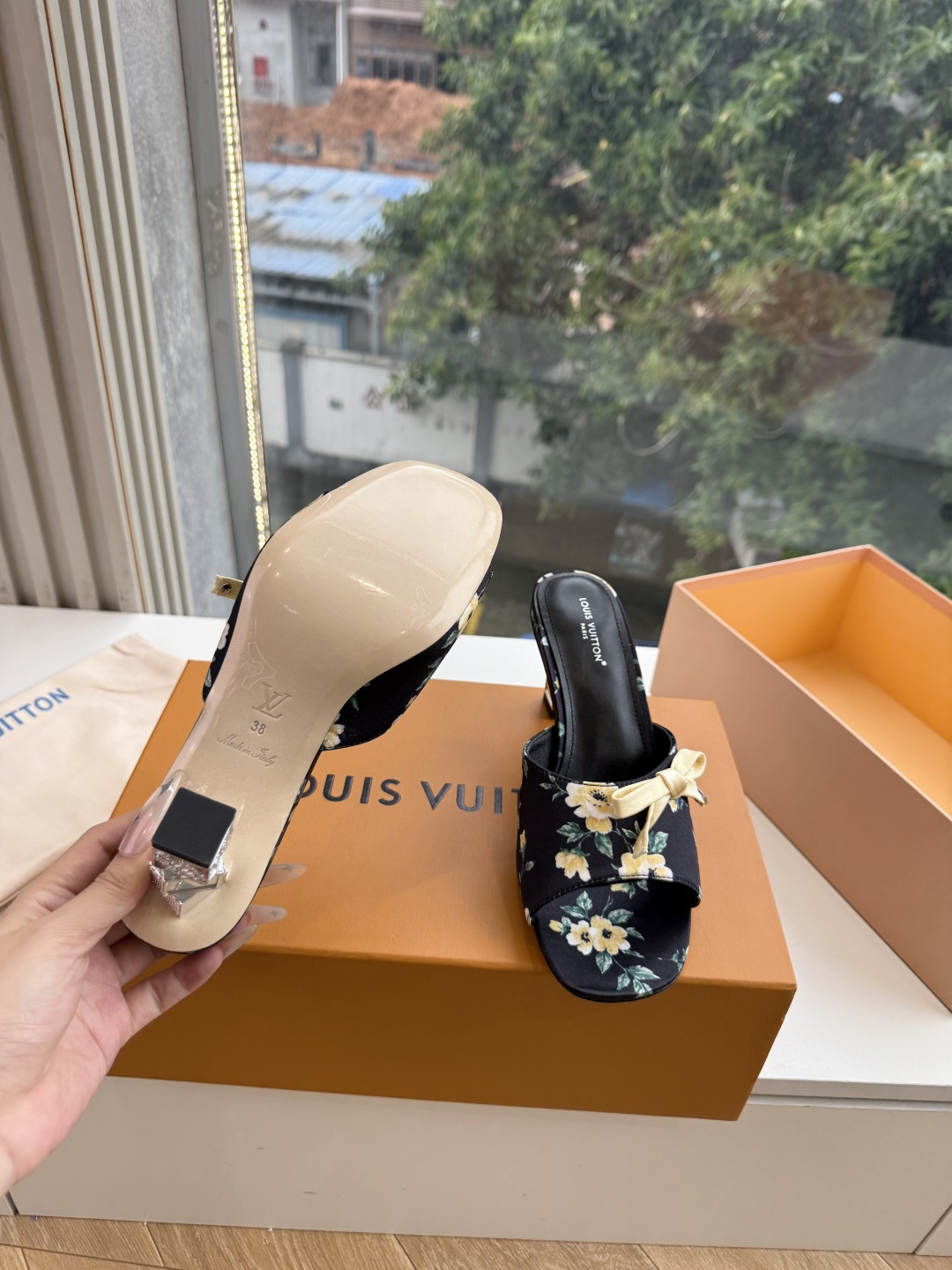 G171LV | 路易威登 2026新款 顶级版原版一致 专柜主打最新款 LV lsola Comfort镂空搭扣平底拖