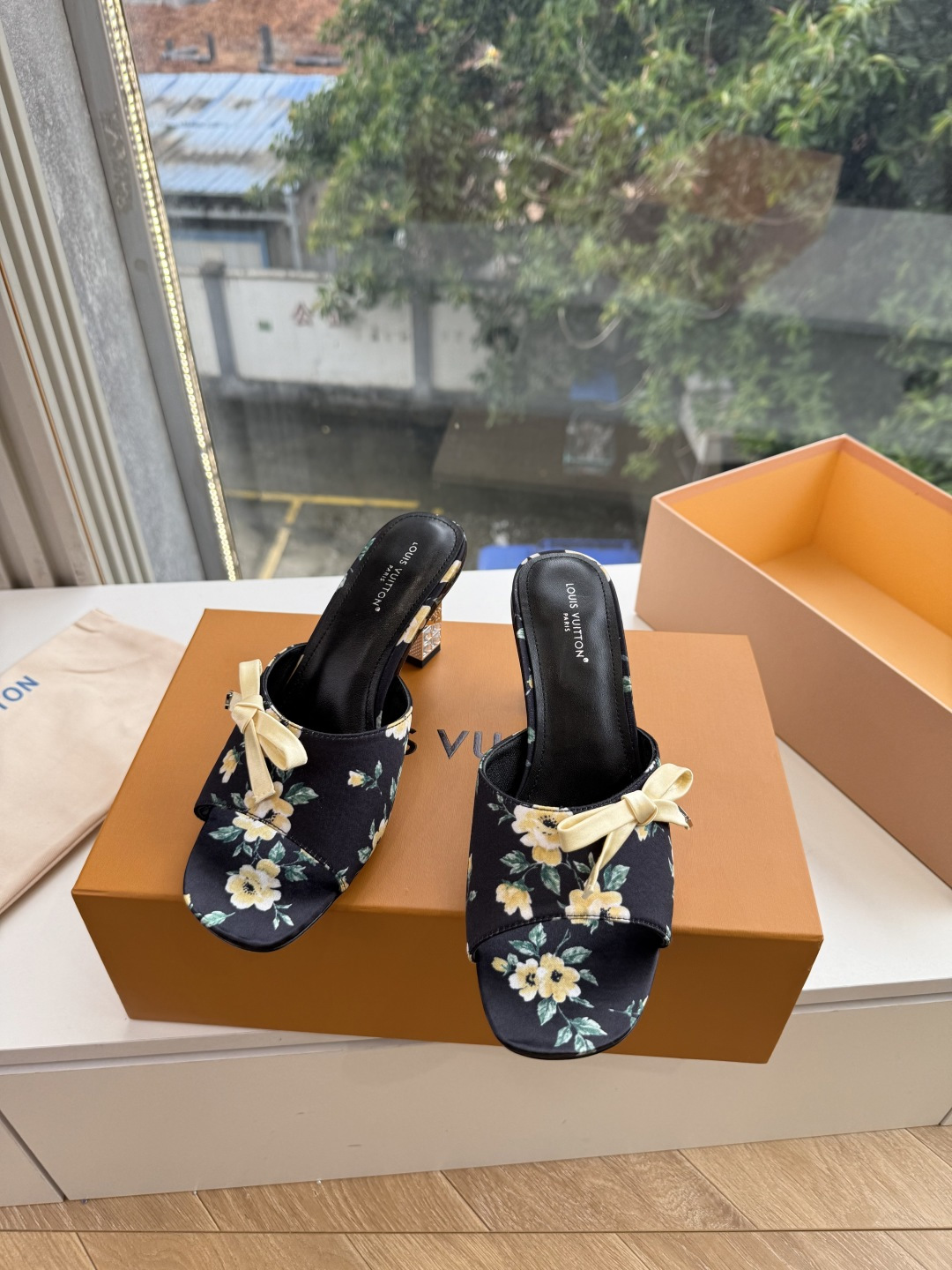 G171LV | 路易威登 2026新款 顶级版原版一致 专柜主打最新款 LV lsola Comfort镂空搭扣平底拖