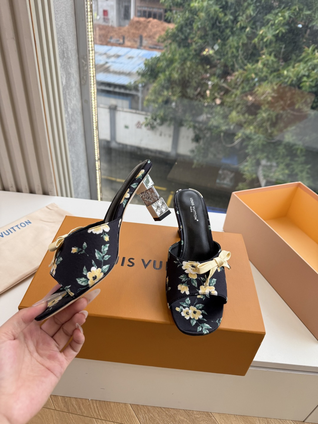 G171LV | 路易威登 2026新款 顶级版原版一致 专柜主打最新款 LV lsola Comfort镂空搭扣平底拖