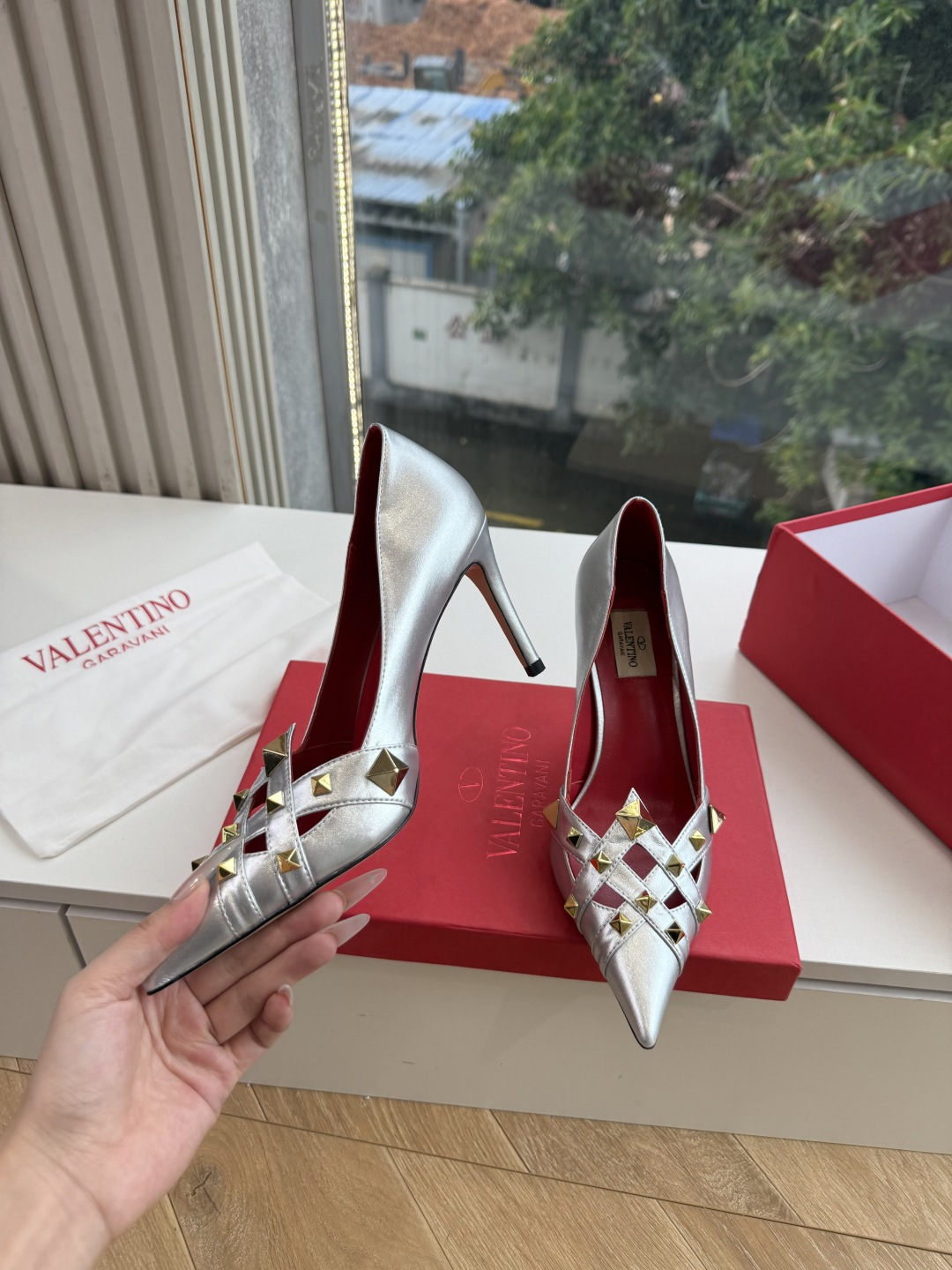 G289 VALENTINO华伦天奴经典单鞋春夏VLOGO SIGNATURE鞋型线条流畅.版型超赞上脚舒适.增高.显瘦 G289 VALENTINO华伦天奴经典单鞋春夏VLOGO SIGNATURE鞋型线条流畅.版型超赞上脚舒适.增高.显瘦