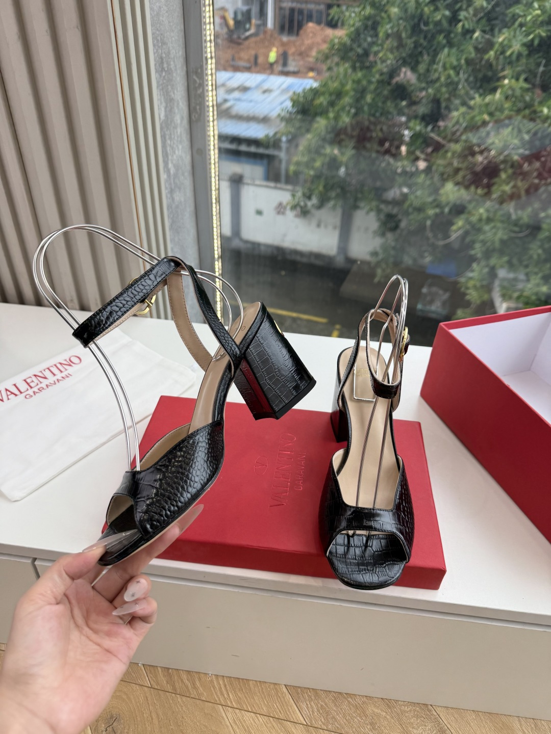 G289 VALENTINO华伦天奴凉鞋经典单鞋春夏VLOGO SIGNATURE鞋型线条流畅.版型超赞上脚舒适.增高. G289 VALENTINO华伦天奴凉鞋经典单鞋春夏VLOGO SIGNATURE鞋型线条流畅.版型超赞上脚舒适.增高.