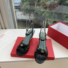 G289 VALENTINO华伦天奴凉鞋经典单鞋春夏VLOGO SIGNATURE鞋型线条流畅.版型超赞上脚舒适.增高. G289 VALENTINO华伦天奴凉鞋经典单鞋春夏VLOGO SIGNATURE鞋型线条流畅.版型超赞上脚舒适.增高.