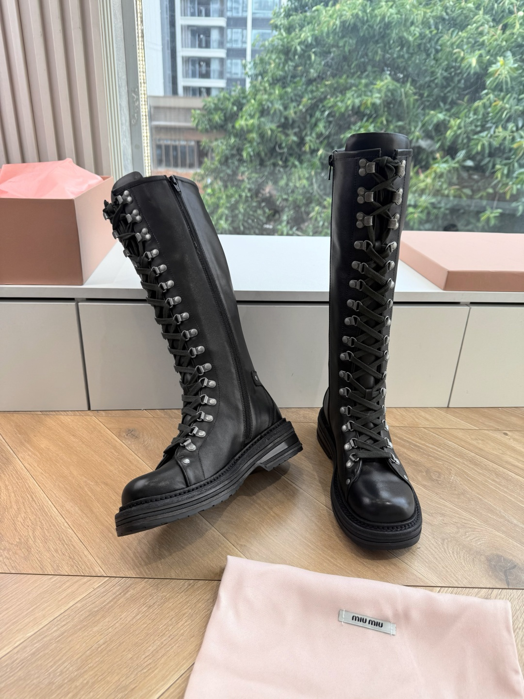 G241爆款 Miumiu谬谬朋克风秋冬机车造型长靴松弛感限量走秀款一双封神复古骑士靴 🤩怎么穿都好看今夏时髦精最爱 看 G241爆款 Miumiu谬谬朋克风秋冬机车造型长靴松弛感限量走秀款一双封神复古骑士靴 🤩怎么穿都好看今夏时髦精最爱 看