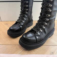 G241爆款 Miumiu谬谬朋克风秋冬机车造型长靴松弛感限量走秀款一双封神复古骑士靴 🤩怎么穿都好看今夏时髦精最爱 看 G241爆款 Miumiu谬谬朋克风秋冬机车造型长靴松弛感限量走秀款一双封神复古骑士靴 🤩怎么穿都好看今夏时髦精最爱 看