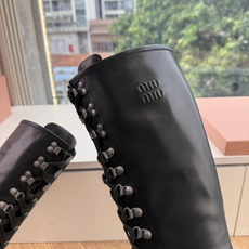 G241爆款 Miumiu谬谬朋克风秋冬机车造型长靴松弛感限量走秀款一双封神复古骑士靴 🤩怎么穿都好看今夏时髦精最爱 看 G241爆款 Miumiu谬谬朋克风秋冬机车造型长靴松弛感限量走秀款一双封神复古骑士靴 🤩怎么穿都好看今夏时髦精最爱 看