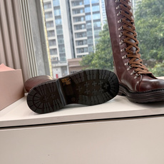 G241爆款 Miumiu谬谬朋克风秋冬机车造型长靴松弛感限量走秀款一双封神复古骑士靴 🤩怎么穿都好看今夏时髦精最爱 看 G241爆款 Miumiu谬谬朋克风秋冬机车造型长靴松弛感限量走秀款一双封神复古骑士靴 🤩怎么穿都好看今夏时髦精最爱 看