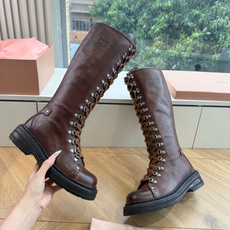 G241爆款 Miumiu谬谬朋克风秋冬机车造型长靴松弛感限量走秀款一双封神复古骑士靴 🤩怎么穿都好看今夏时髦精最爱 看 G241爆款 Miumiu谬谬朋克风秋冬机车造型长靴松弛感限量走秀款一双封神复古骑士靴 🤩怎么穿都好看今夏时髦精最爱 看