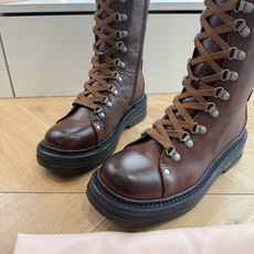 G241爆款 Miumiu谬谬朋克风秋冬机车造型长靴松弛感限量走秀款一双封神复古骑士靴 🤩怎么穿都好看今夏时髦精最爱 看 G241爆款 Miumiu谬谬朋克风秋冬机车造型长靴松弛感限量走秀款一双封神复古骑士靴 🤩怎么穿都好看今夏时髦精最爱 看