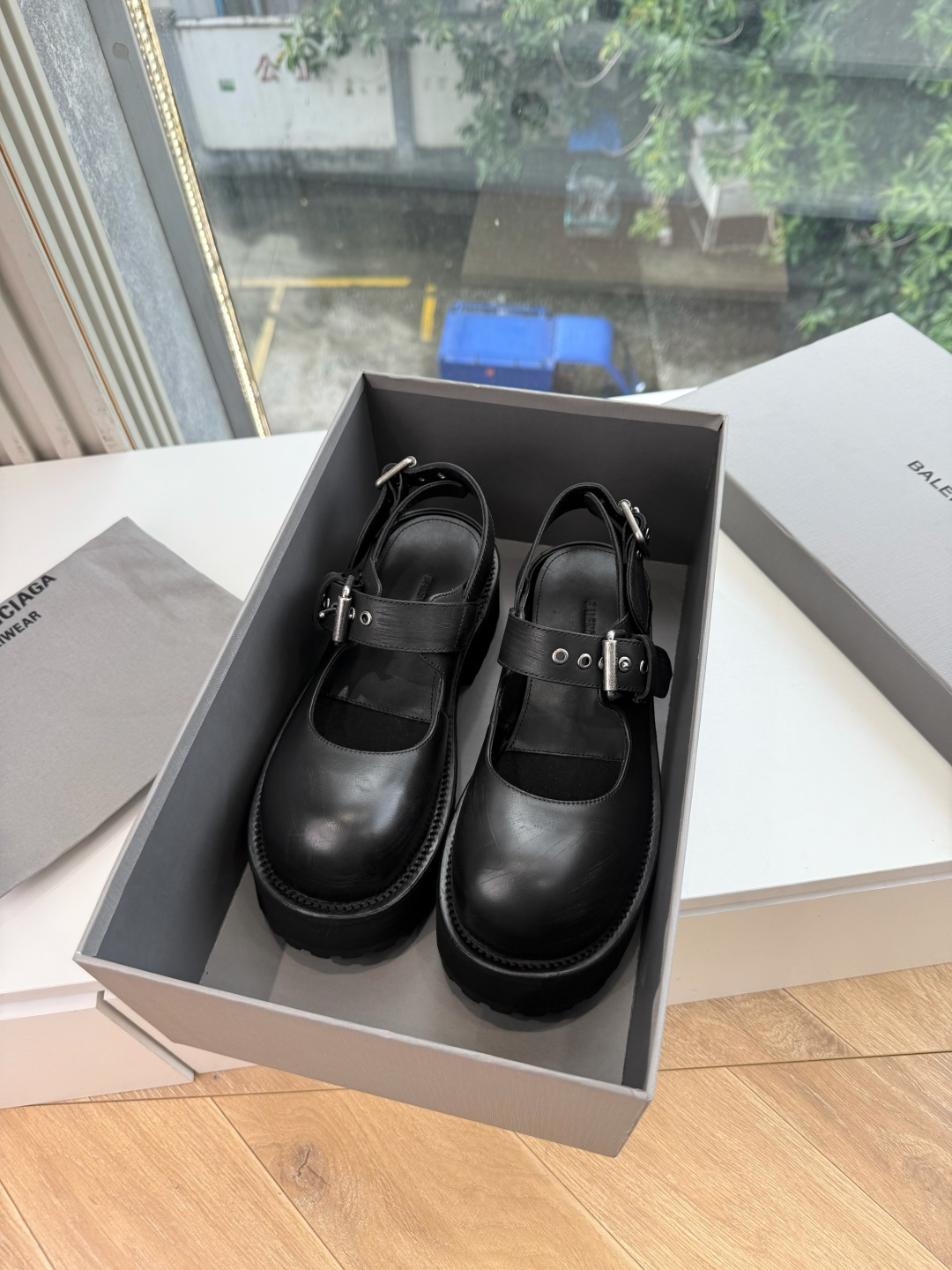 😀G06代购级别Balenciaga巴黎世家毒液Venom单鞋凉鞋  请认准高版本 这款靴子在设计上独具匠心 以绑带与皮