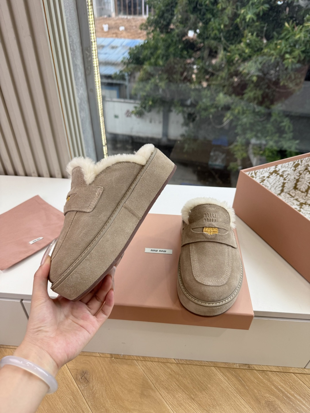 G021顶级羊毛内里miumiu新款穆勒鞋进口羊毛雪地靴棉鞋单鞋 简约造型,超轻原版开模鞋底,脚感妥妥满分 好穿好搭, G021顶级羊毛内里miumiu新款穆勒鞋进口羊毛雪地靴棉鞋单鞋 简约造型,超轻原版开模鞋底,脚感妥妥满分 好穿好搭,