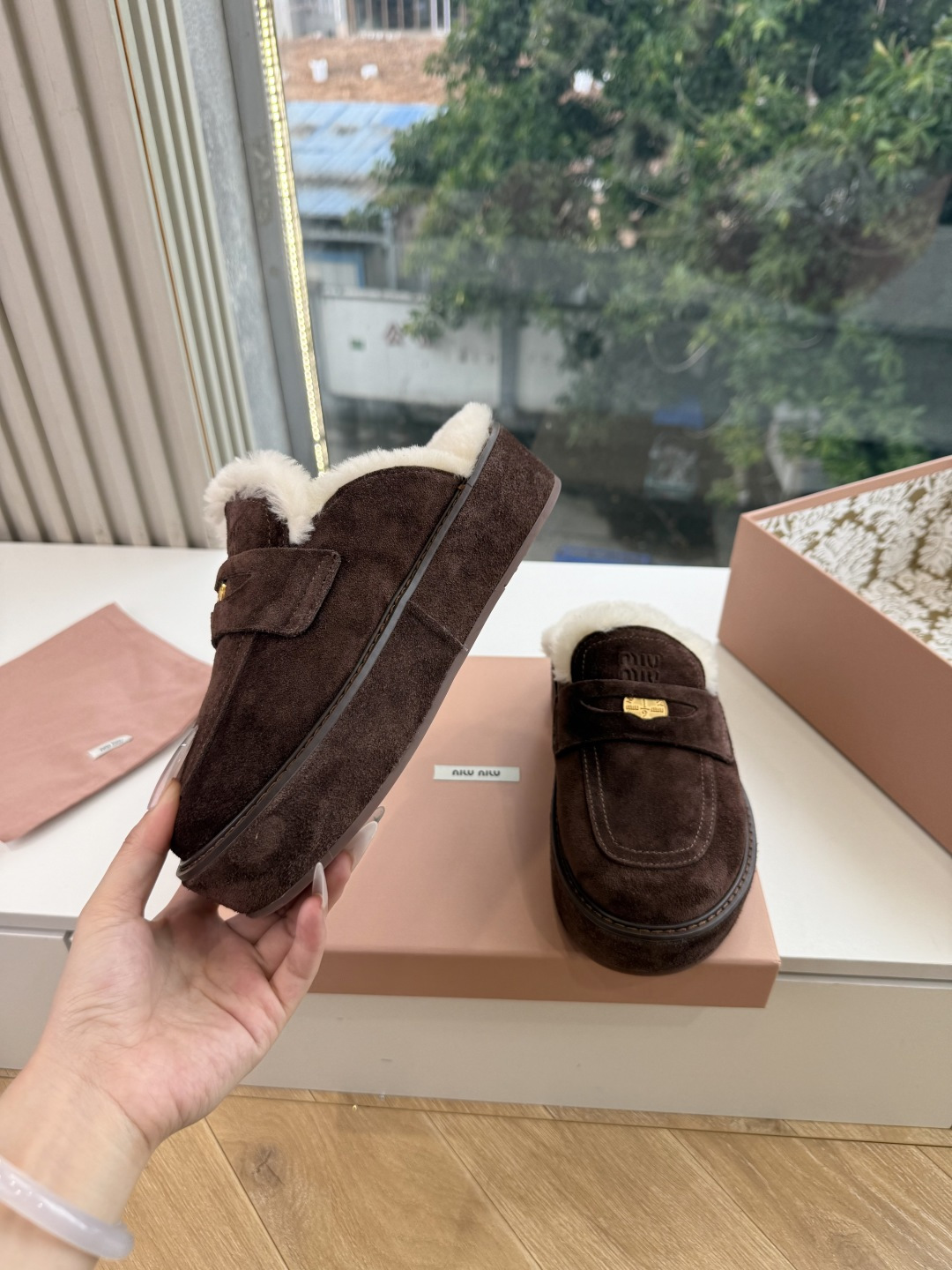 G021顶级羊毛内里miumiu新款穆勒鞋进口羊毛雪地靴棉鞋单鞋 简约造型,超轻原版开模鞋底,脚感妥妥满分 好穿好搭, G021顶级羊毛内里miumiu新款穆勒鞋进口羊毛雪地靴棉鞋单鞋 简约造型,超轻原版开模鞋底,脚感妥妥满分 好穿好搭,