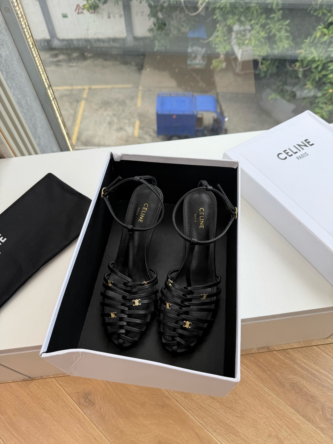 G339顶级品质Celine赛琳· 26ss·CAGE 凯旋门夹脚沙滩罗马平底凉鞋CELINE CAGE 平底凉鞋，以复