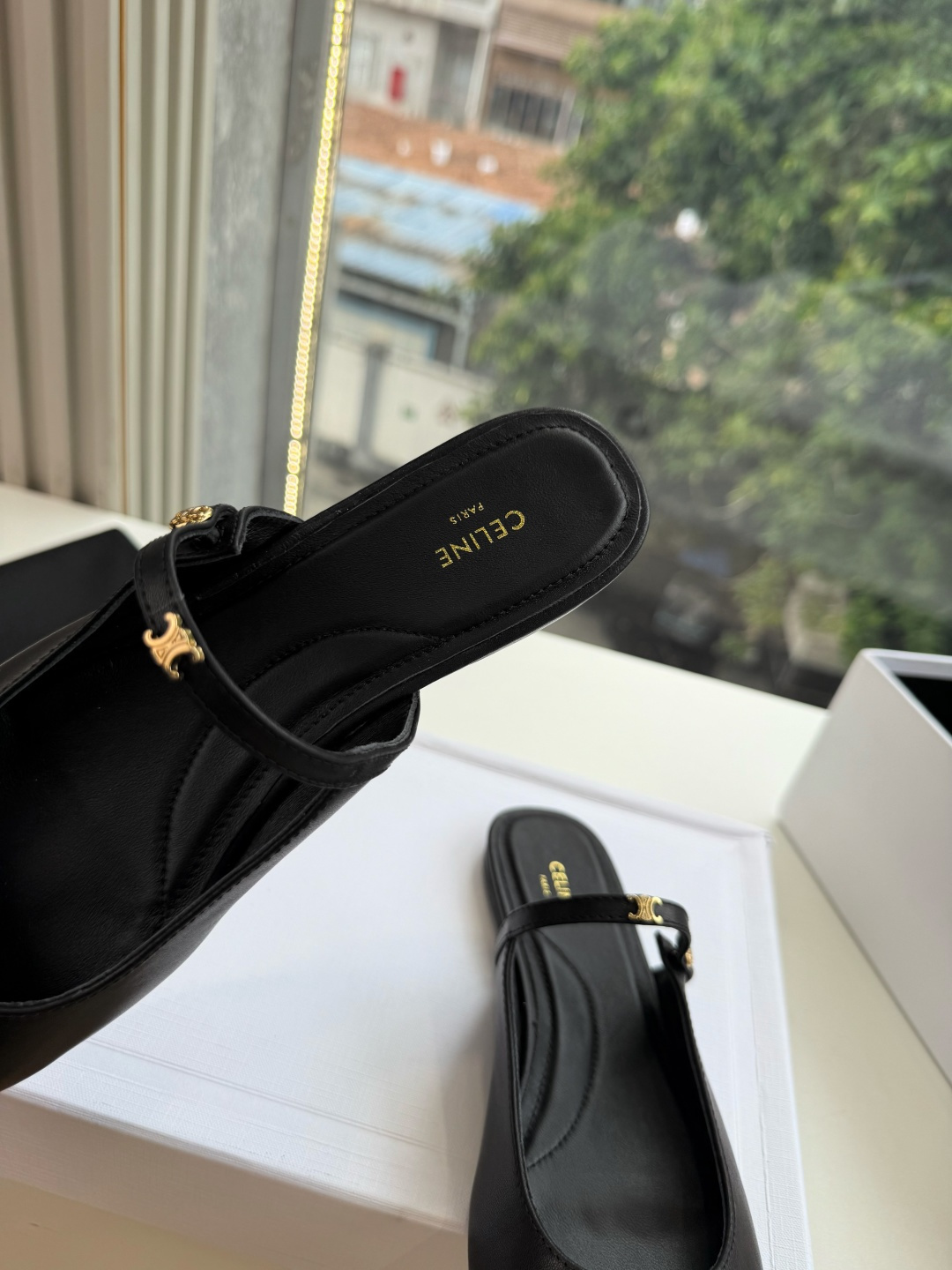 G339顶级品质 2026春夏新款玛丽半拖 Celine新款包头穆勒单鞋优雅又低调迷人 上脚真的超级显瘦超级美 C家特 G339顶级品质 2026春夏新款玛丽半拖 Celine新款包头穆勒单鞋优雅又低调迷人 上脚真的超级显瘦超级美 C家特