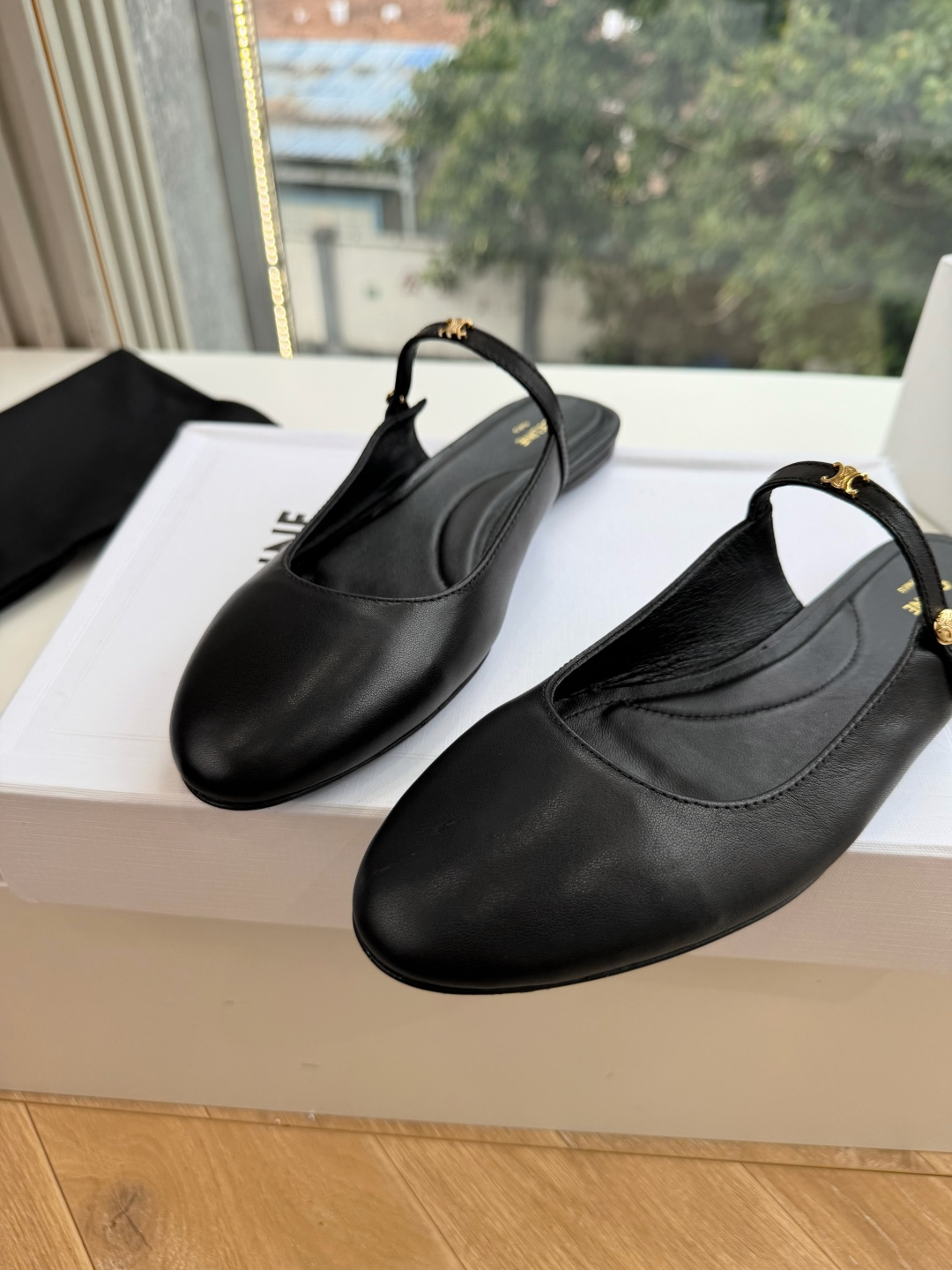 G339顶级品质 2026春夏新款玛丽半拖 Celine新款包头穆勒单鞋优雅又低调迷人 上脚真的超级显瘦超级美 C家特 G339顶级品质 2026春夏新款玛丽半拖 Celine新款包头穆勒单鞋优雅又低调迷人 上脚真的超级显瘦超级美 C家特