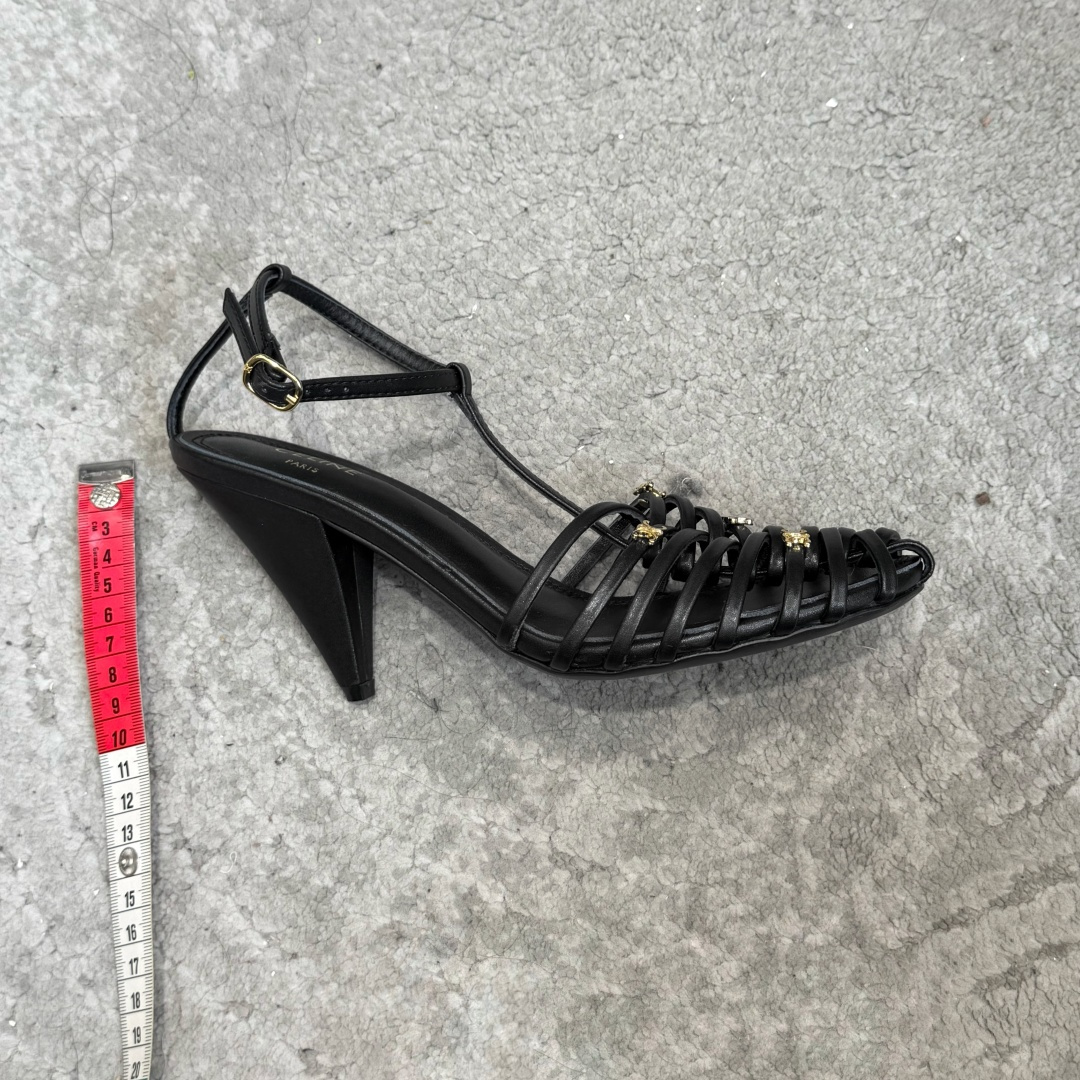 G339顶级品质Celine赛琳· 26ss·CAGE 凯旋门夹脚沙滩罗马平底凉鞋CELINE CAGE 平底凉鞋，以复