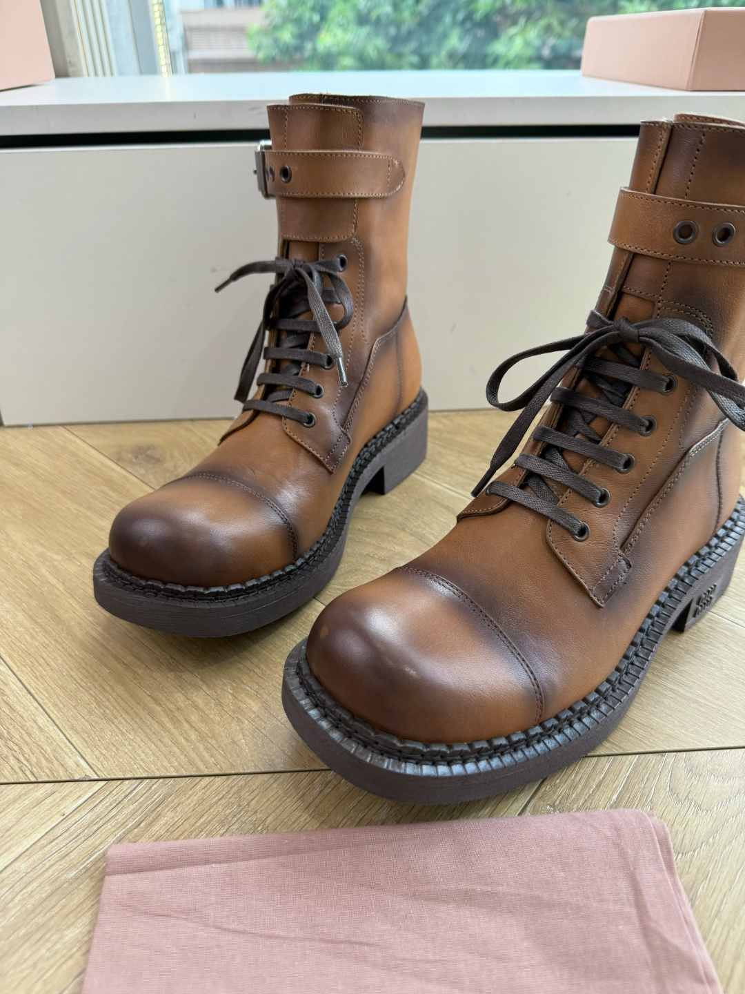 G002代购级别断货王爆款 Miumiu谬谬秋冬机车造型长靴松弛感限量走秀款一双封神复古切尔西短靴 🤩怎么穿都好看今夏时