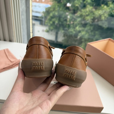 G261独家首发MIUMIU*缪缪厚底新款英伦风系带乐福鞋 🤩怎么穿都好看今夏时髦精最爱 看起来不怎么舒服 上脚超级舒服 G261独家首发MIUMIU*缪缪厚底新款英伦风系带乐福鞋 🤩怎么穿都好看今夏时髦精最爱 看起来不怎么舒服 上脚超级舒服