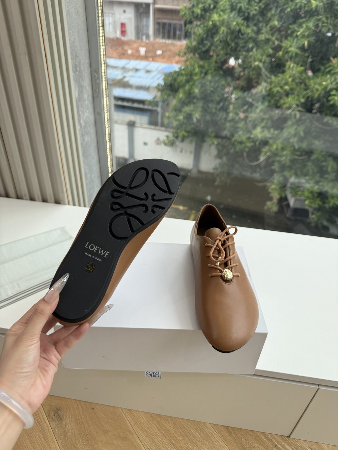 G193顶级品质LOEWE 罗意威穆乐法式复古感系带单鞋 ✔️饰以Anagram Pebble标志性元素的新款尽显 优雅 G193顶级品质LOEWE 罗意威穆乐法式复古感系带单鞋 ✔️饰以Anagram Pebble标志性元素的新款尽显 优雅