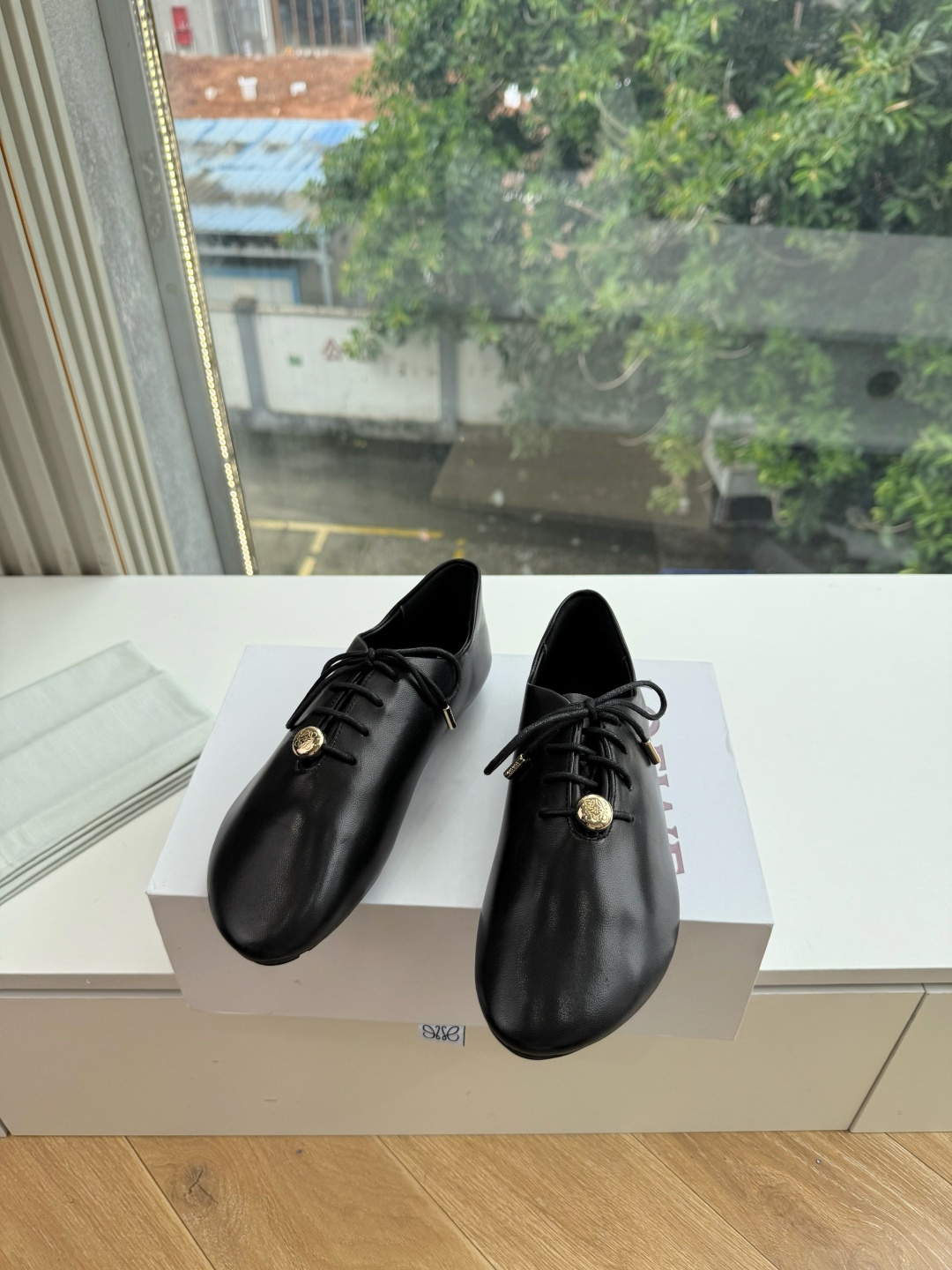 G193顶级品质LOEWE 罗意威穆乐法式复古感系带单鞋 ✔️饰以Anagram Pebble标志性元素的新款尽显 优雅