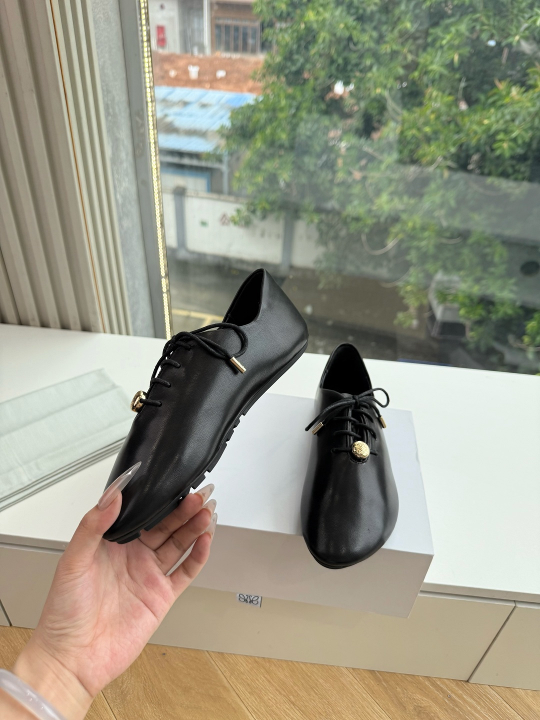 G193顶级品质LOEWE 罗意威穆乐法式复古感系带单鞋 ✔️饰以Anagram Pebble标志性元素的新款尽显 优雅