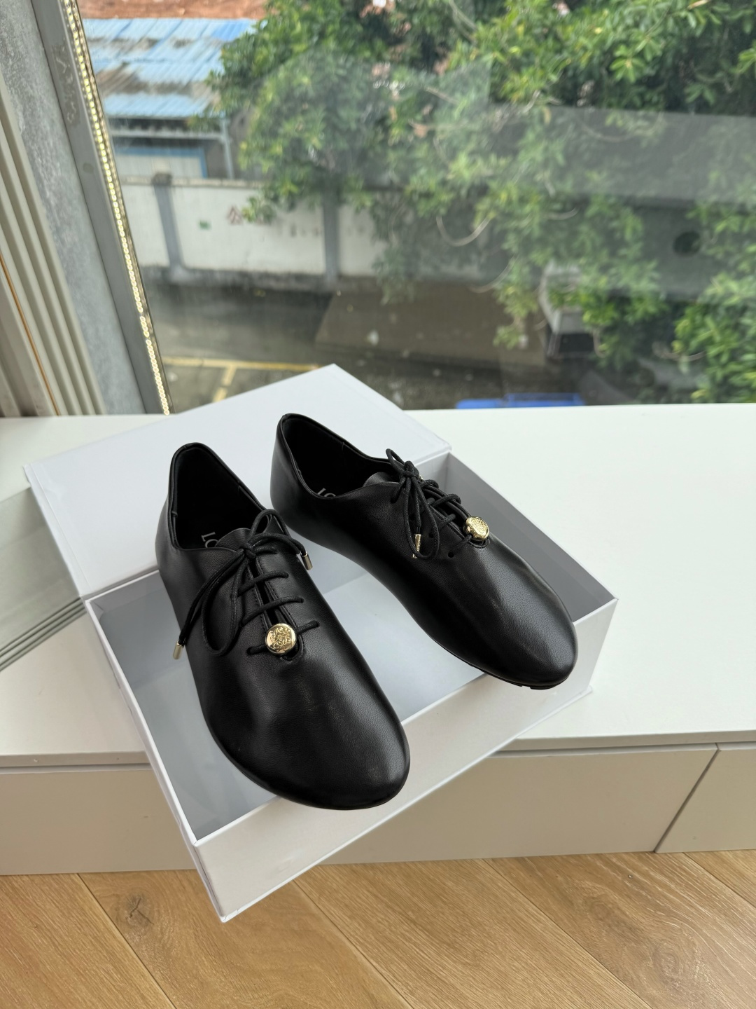 G193顶级品质LOEWE 罗意威穆乐法式复古感系带单鞋 ✔️饰以Anagram Pebble标志性元素的新款尽显 优雅
