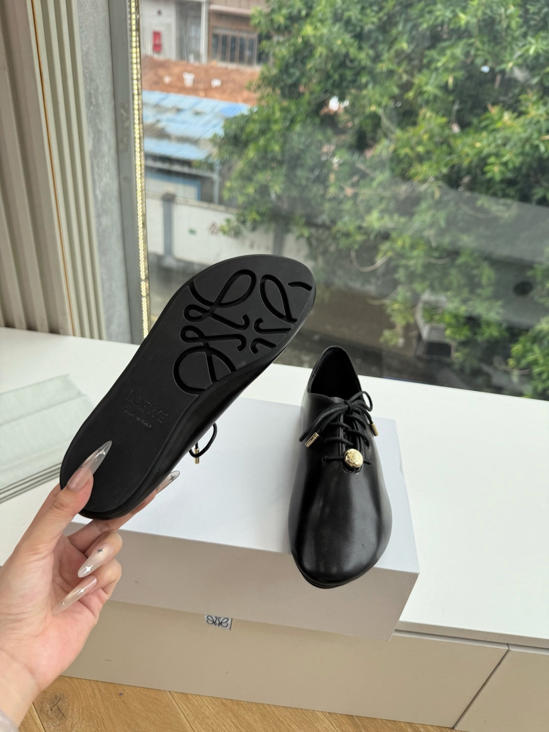 G193顶级品质LOEWE 罗意威穆乐法式复古感系带单鞋 ✔️饰以Anagram Pebble标志性元素的新款尽显 优雅