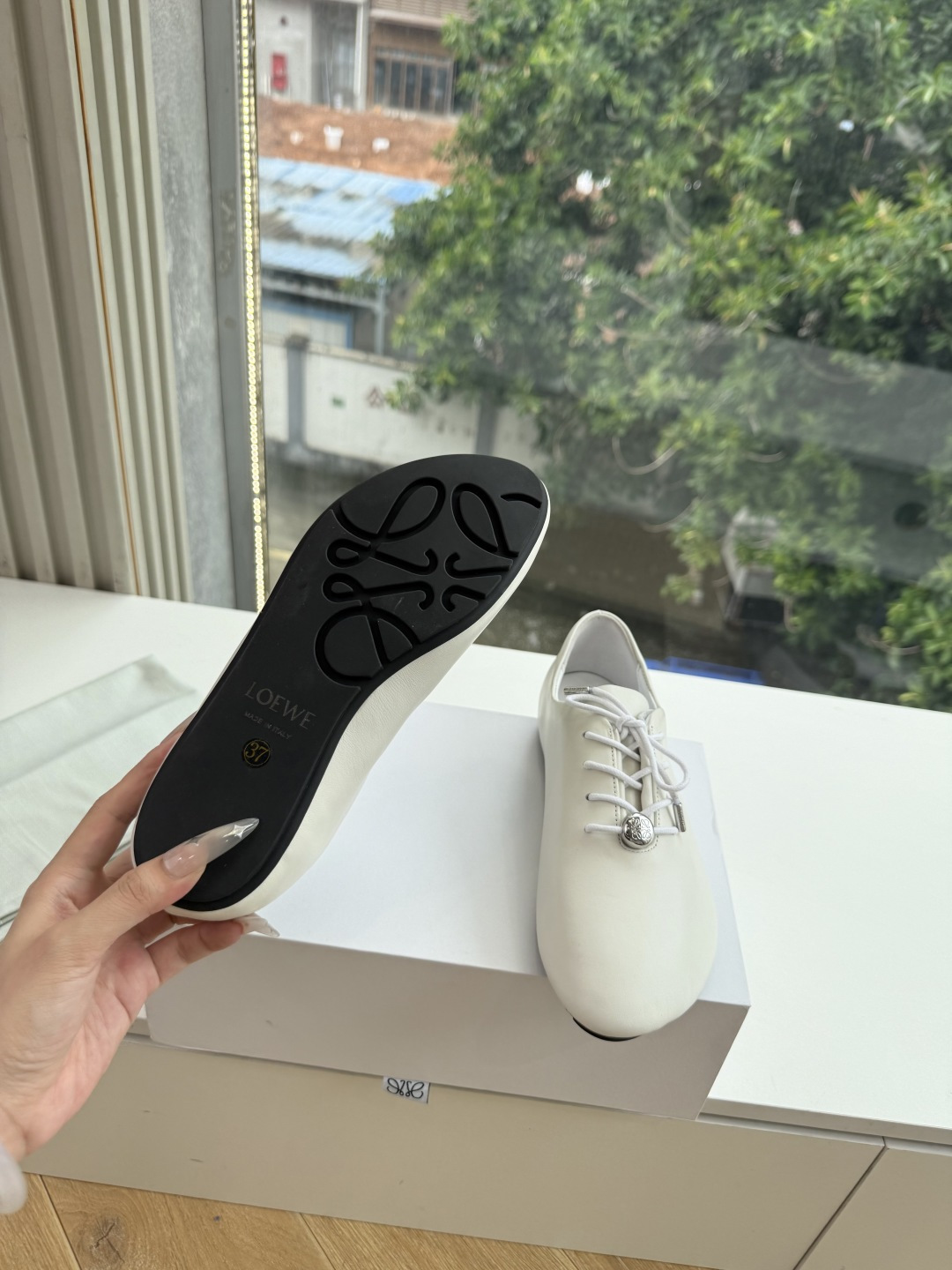 G193顶级品质LOEWE 罗意威穆乐法式复古感系带单鞋 ✔️饰以Anagram Pebble标志性元素的新款尽显 优雅