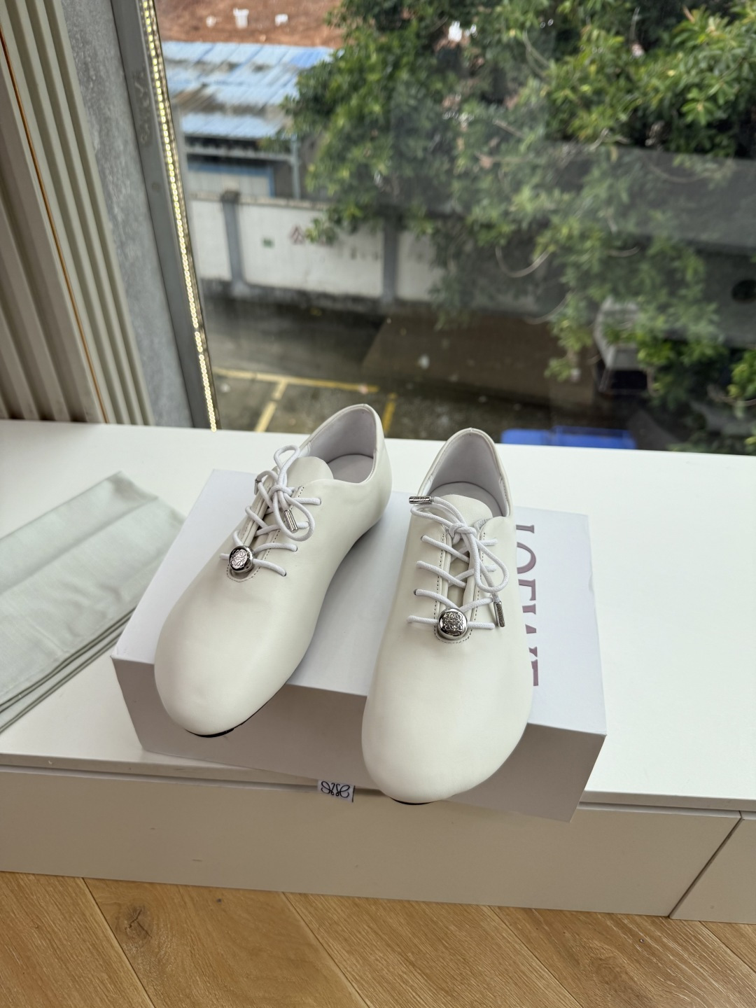 G193顶级品质LOEWE 罗意威穆乐法式复古感系带单鞋 ✔️饰以Anagram Pebble标志性元素的新款尽显 优雅