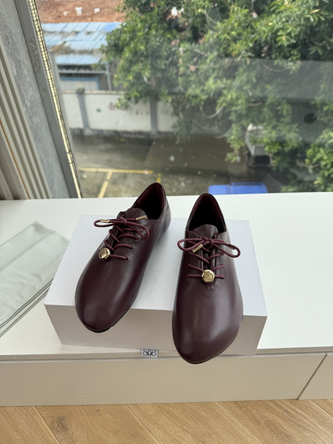 G193顶级品质LOEWE 罗意威穆乐法式复古感系带单鞋 ✔️饰以Anagram Pebble标志性元素的新款尽显 优雅