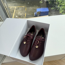 G193顶级品质LOEWE 罗意威穆乐法式复古感系带单鞋 ✔️饰以Anagram Pebble标志性元素的新款尽显 优雅 G193顶级品质LOEWE 罗意威穆乐法式复古感系带单鞋 ✔️饰以Anagram Pebble标志性元素的新款尽显 优雅