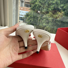 G289 VALENTINO华伦天奴凉鞋经典单鞋春夏VLOGO SIGNATURE鞋型线条流畅.版型超赞上脚舒适.增高. G289 VALENTINO华伦天奴凉鞋经典单鞋春夏VLOGO SIGNATURE鞋型线条流畅.版型超赞上脚舒适.增高.