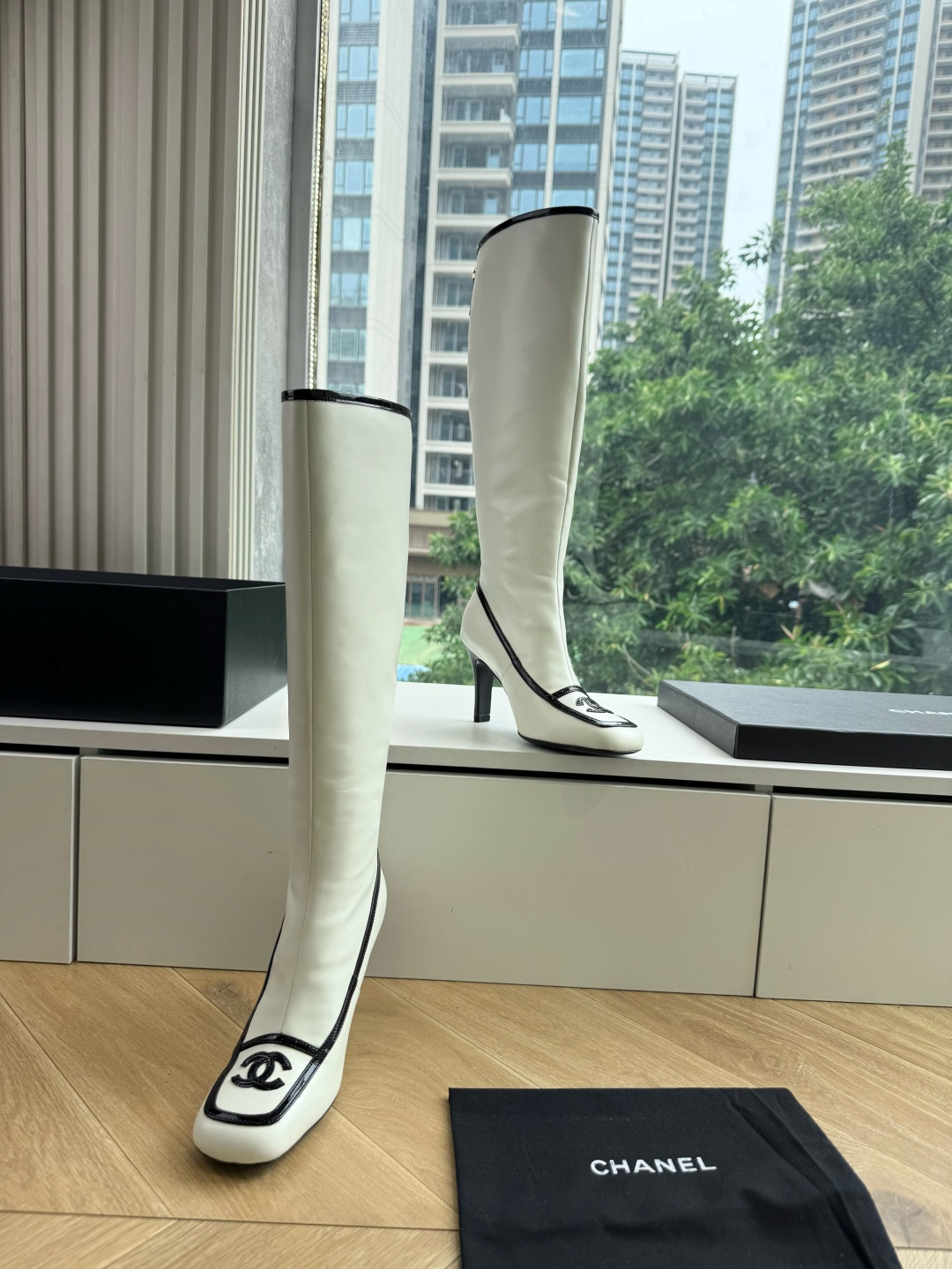 G170😀代购级别CHANEL 香奈儿*小香秋冬新款裤靴字母骑士靴库靴这款骑士靴真的是帅气时尚的代表，靴筒Chanel字