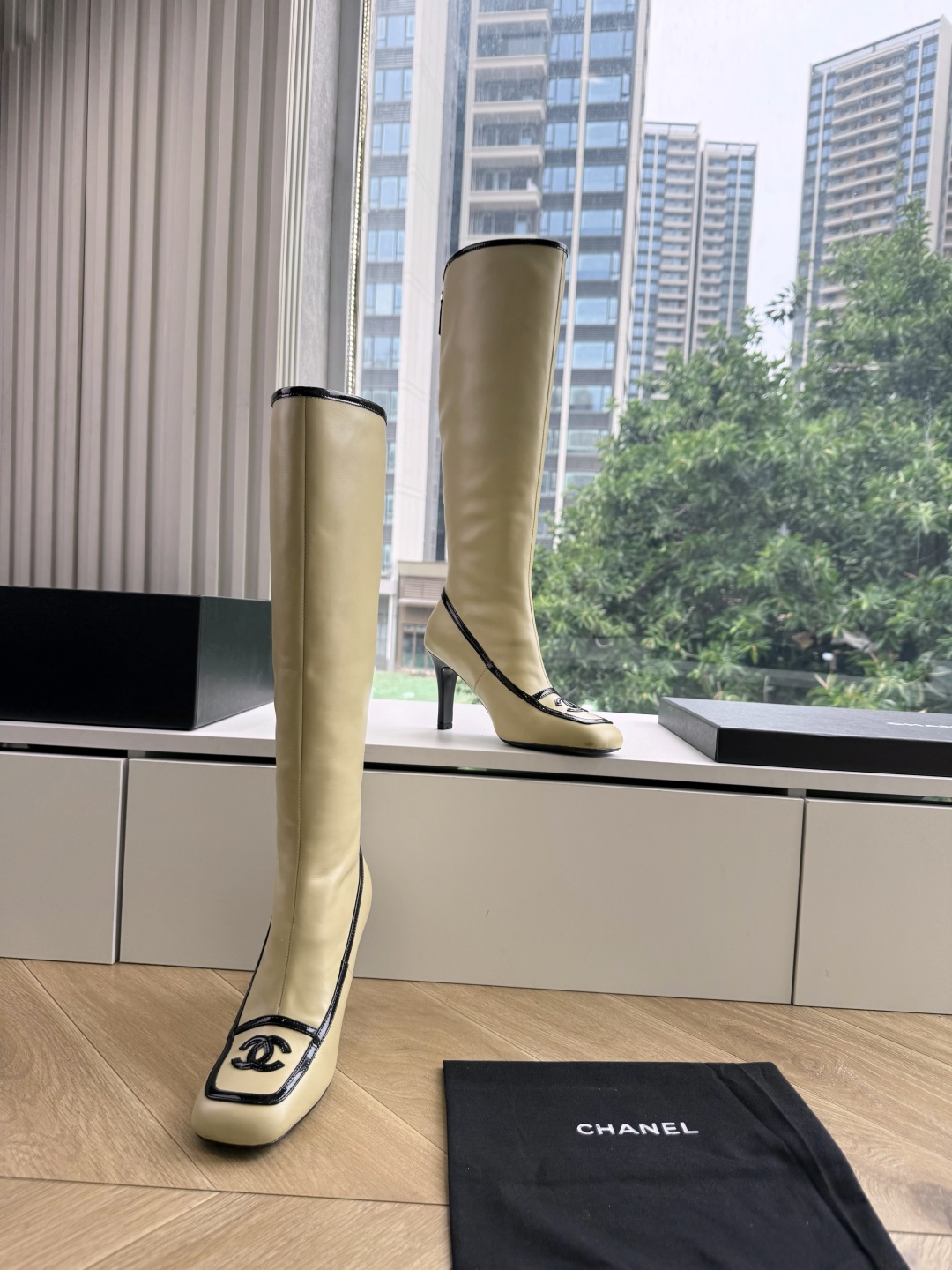 G170😀代购级别CHANEL 香奈儿*小香秋冬新款裤靴字母骑士靴库靴这款骑士靴真的是帅气时尚的代表，靴筒Chanel字