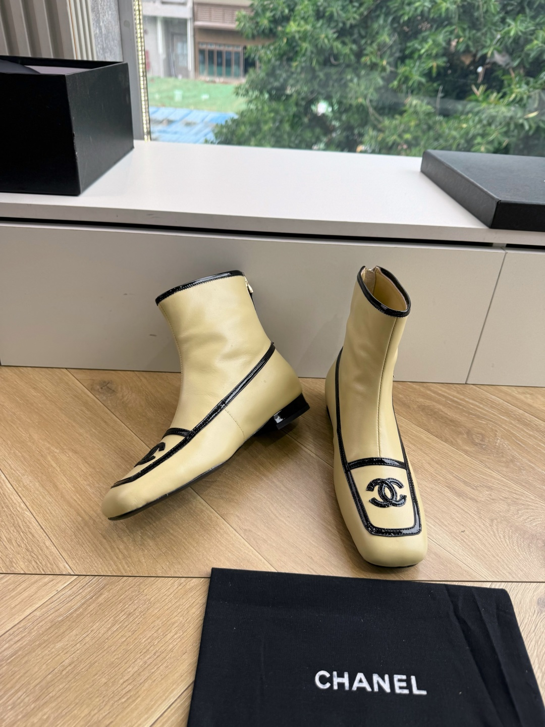 G170😀代购级别CHANEL 香奈儿*小香切尔西短靴库靴这款骑士靴真的是帅气时尚的代表，靴筒Chanel字母点缀 低调
