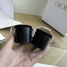 G072顶级品质Dior/迪奥新蝴蝶结编织刺绣拖鞋凉鞋 标志性金属D字扣缀于鞋头侧畔哑光鎏金质感低调夺目是懂奢者才识的隐 G072顶级品质Dior/迪奥新蝴蝶结编织刺绣拖鞋凉鞋 标志性金属D字扣缀于鞋头侧畔哑光鎏金质感低调夺目是懂奢者才识的隐