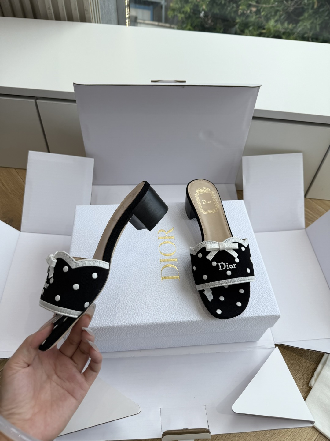 G072顶级品质Dior/迪奥新蝴蝶结编织刺绣拖鞋凉鞋 标志性金属D字扣缀于鞋头侧畔哑光鎏金质感低调夺目是懂奢者才识的隐